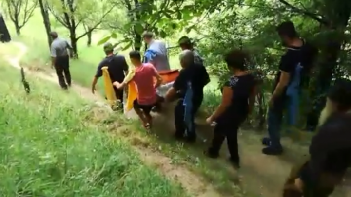 Imagini uluitoare! Cum sunt duși morții pe ultimul drum, într-un sat din România (VIDEO)