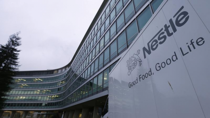 Nestle, în mijlocul unui scandal. Compania este acuzată că a vândut apă de la robinet drept apă minerală