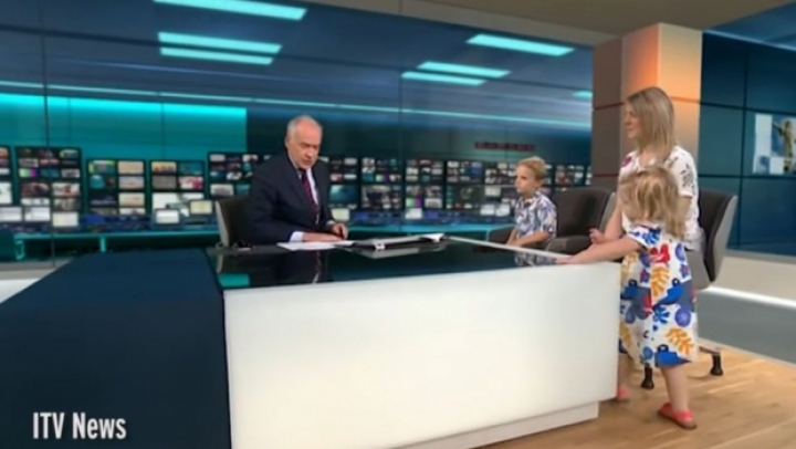 SHOW la o emisiune TV din SUA. Reacția uluitoare a prezentatorului după ce o fetiță s-a urcat pe pupitru (VIDEO)