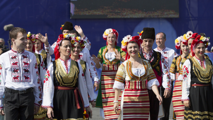 MOLDOVA, ÎN STRAIE DE SĂRBĂTOARE: Paradă a portului popular, un tricolor gigantic, muzică şi voie bună 