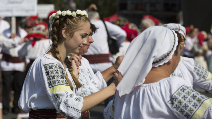 MOLDOVA, ÎN STRAIE DE SĂRBĂTOARE: Paradă a portului popular, un tricolor gigantic, muzică şi voie bună 