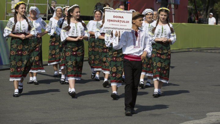 MOLDOVA, ÎN STRAIE DE SĂRBĂTOARE: Paradă a portului popular, un tricolor gigantic, muzică şi voie bună 