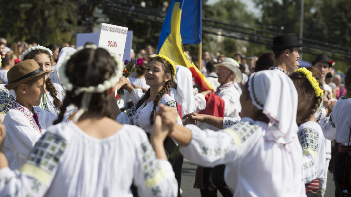 MOLDOVA, ÎN STRAIE DE SĂRBĂTOARE: Paradă a portului popular, un tricolor gigantic, muzică şi voie bună 