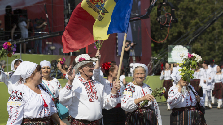 MOLDOVA, ÎN STRAIE DE SĂRBĂTOARE: Paradă a portului popular, un tricolor gigantic, muzică şi voie bună 