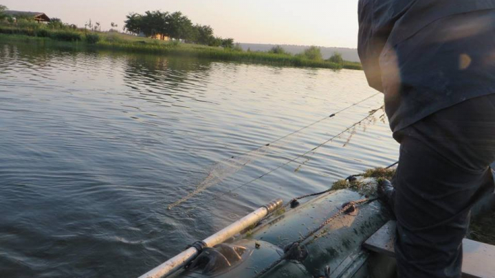 12 braconieri au primit amenzi după ce au fost prinşi pe lacul de acumulare Dubăsari (FOTO)