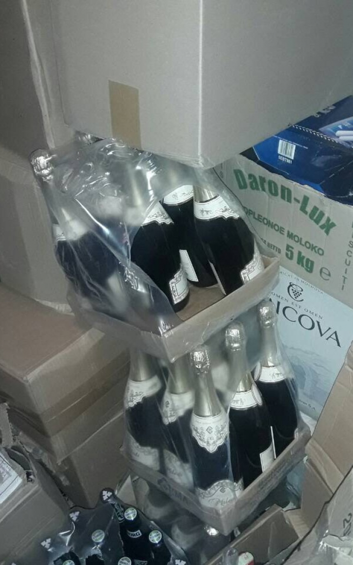 Produse alimentare EXPIRATE şi alcool CONTRAFĂCUT, depistate de Serviciul Vamal (FOTO)