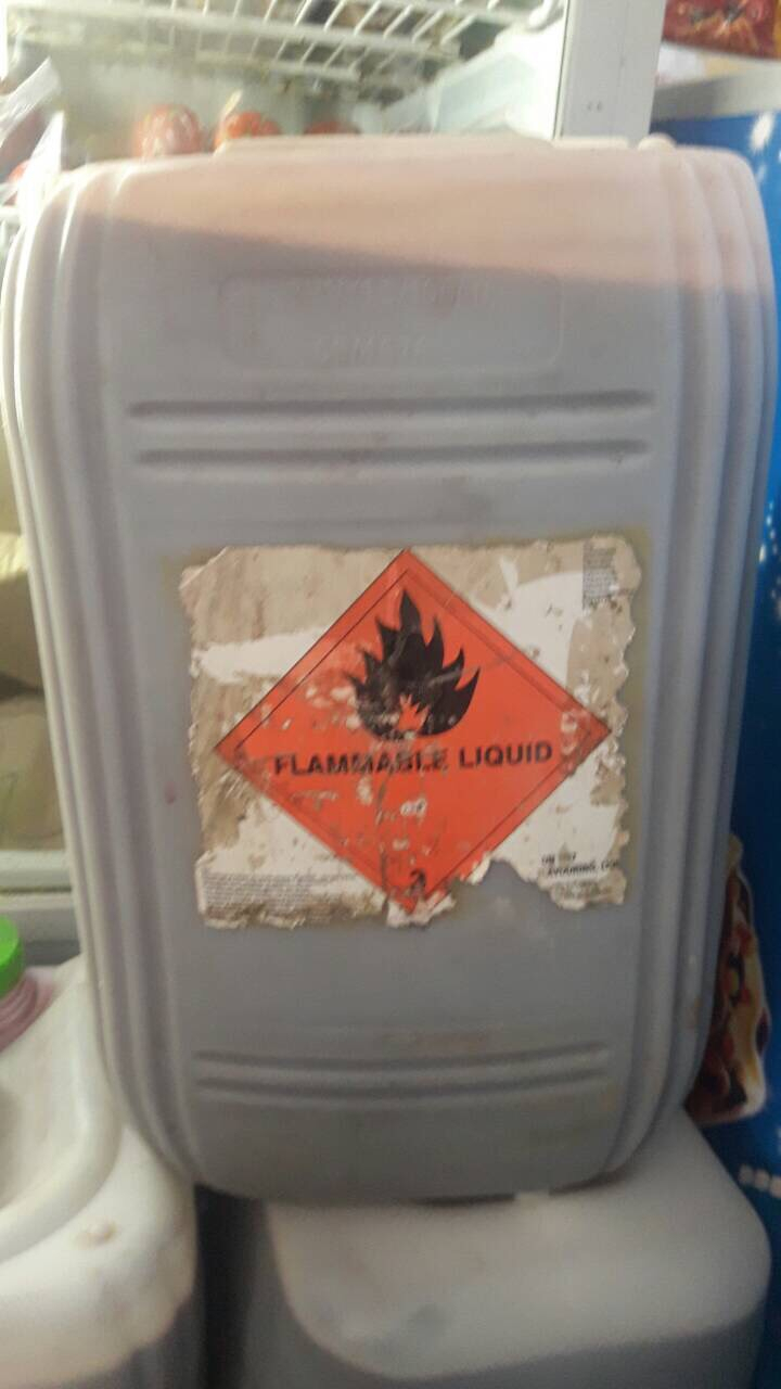 Produse alimentare EXPIRATE şi alcool CONTRAFĂCUT, depistate de Serviciul Vamal (FOTO)