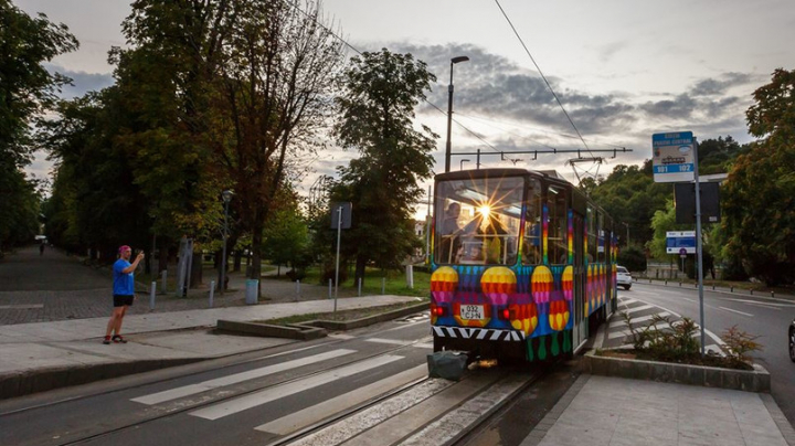 Tramvaie colorate de artiştii stradali. Unde pot fi găsite 