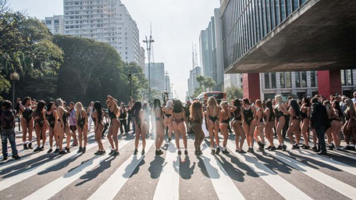 Trafic paralizat în Sao Paolo. 27 de tinere au defilat pe străzi în costume de baie (FOTO)