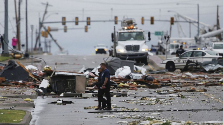 Trei tornade au lovit un oraş din Oklahoma. Peste 30 de persoane au fost rănite