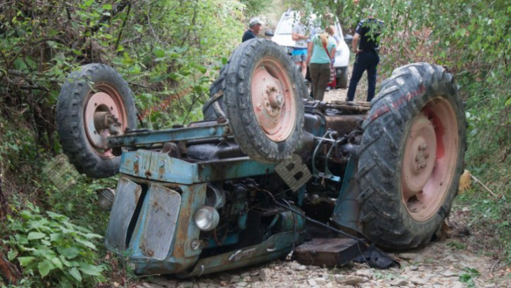 Tragedie MORTALĂ. Un bărbat a fost găsit fără suflare, după ce a fost strivit de propriul tractor (VIDEO)