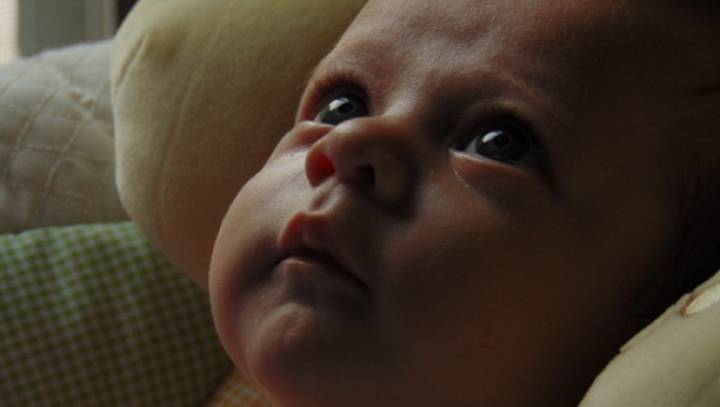 Un bebeluș, abandonat de părinți, pentru că s-a născut cu o malformație rară (VIDEO)