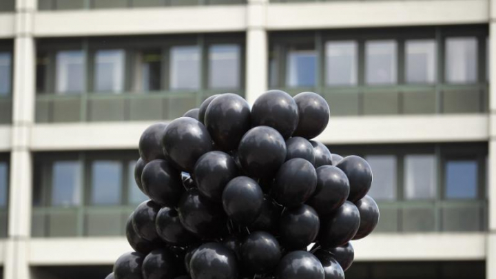 Sute de baloane negre au împânzit cerul Iugoslaviei. Ce mesaj era scris pe ele 