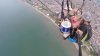Hobby plin de adrenalină: Doi tineri au prins peşte în timp ce zburau cu parapanta