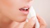 Studiu: Balsamurile de buze pot conține substanțe toxice sau chiar cancerigene