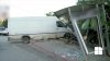 CA ÎN FILME! Un șofer a distrus o staţie de troleibuz din sectorul Buiucani, după ce a intrat cu maşina în ea