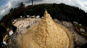  Orașul german Duisburg, noul deținător al recordului mondial pentru cel mai mare castel de nisip (FOTO)
