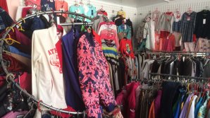 Trei bărbaţi au fost prinși că vindeau haine și încălțăminte fără acte de proveniență