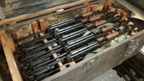 Mine, grenade, rachete antitanc şi gloanţe rusești, găsite într-o clădire părăsită din Doneţk