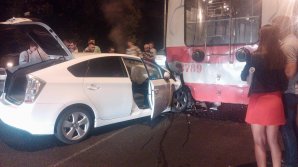 Accident rutier în Capitală. Un troleibuz plin cu pasageri a fost lovit de o maşină (FOTO)