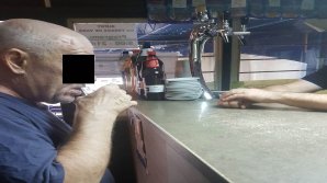 Băuturi alcoolice contrafăcute, descoperite în două magazine din Buiucani