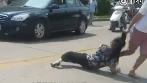 Un tânăr A BĂTUT-O CU BESTIALITATE pe amanta tatălui său. De ce este acuzată femeia (VIDEO ŞOCANT)