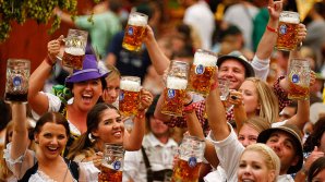 Berea curge gârlă la Munchen, unde a început festival Oktoberfest. Veselia va dura 18 zile, în condiții de securitate sporită