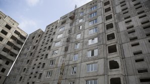 Construcţie cu scandal. Un locuitor al Capitalei se plânge că sub fereastra casei sale se construieşte ilegal un bloc multietajat