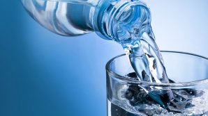 STUDIU: O persoană ingerează anual între 3 și 4.000 de microparticule de plastic din apă