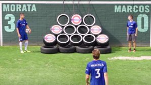 Fotbaliştii de la Chelsea, puşi la grele încercetări de băieţii de la Dude Perfect