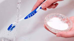 Te speli pe dinţi cu sare sau bicarbonat de sodiu? Uite cât de periculos poate fi