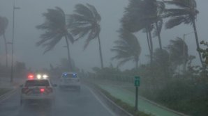 Trei români aflaţi pe o insulă din Caraibe, au fost daţi dispăruţi în urma uraganului Irma 