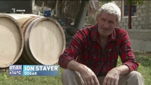 Cum se crează un butoi bun pentru păstrarea vinului. Secretele unui dogar din satul Scoreni (VIDEO)