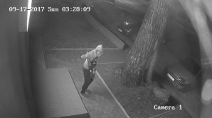 Ce păţeşti dacă nu ai alarmă la maşină. Un hoţ a spart un Logan şi a luat tot ce a găsit acolo (VIDEO)