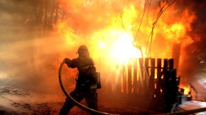 Un apartament dintr-un bloc a fost cuprins de flăcări în această noapte în sectorul Botanica. Două maşini de pompieri la faţa locului
