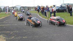 În Marea Britanie a avut loc cursa inedită a maşinilor cu pedale
