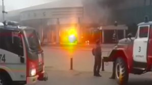 Un şofer a intrat cu maşina încărcată cu butelii de gaz  într-un cinematograf şi a aruncat cocktailuri Molotov