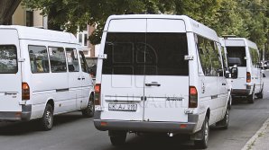 RUŞINE SĂ LE FIE! Iată cine sunt hoţii care au jefuit o femeie în timp ce se deplasa cu microbuzul de pe ruta 129 (VIDEO)