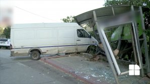 CA ÎN FILME! Un șofer a distrus o staţie de troleibuz din sectorul Buiucani, după ce a intrat cu maşina în ea