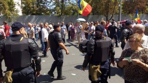 Un nou protest eșuat al partidelor de opoziție. În fața Parlamentului au venit doar 1.000 de persoane