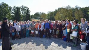 ACT DE CARITATE! Femeile democrate au ajutat călugării de la Mănăstirea din Zăbriceni să strângă roada de pe câmp