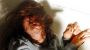 Clipe de groază pentru o tânără de 21 de ani. Ce i-au făcut doi infractori pentru cinci euro