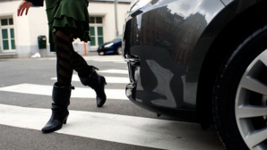 O femeie a ajuns la spital cu răni uşoare, după ce a fost lovită de un taximetru