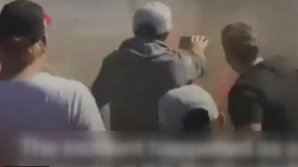 Cel puţin 14 persoane au fost rănite, după ce o mașină de drift i-a stropit cu combustibil în flăcări (VIDEO)