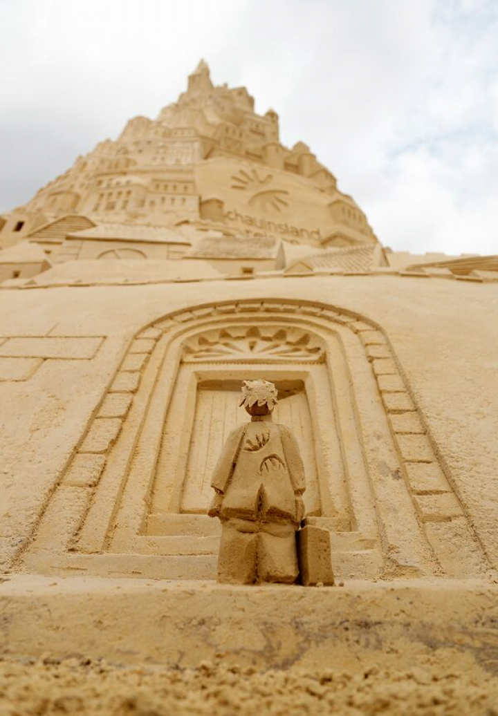  Orașul german Duisburg, noul deținător al recordului mondial pentru cel mai mare castel de nisip (FOTO)