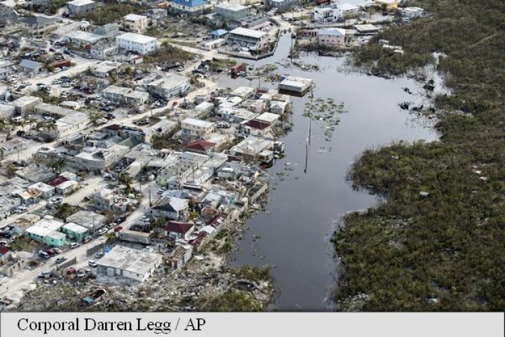 Irma a provocat cel puțin 40 de decese când a trecut prin Caraibe și Florida, acum mii de persoane îşi aşteaptă adăposturi