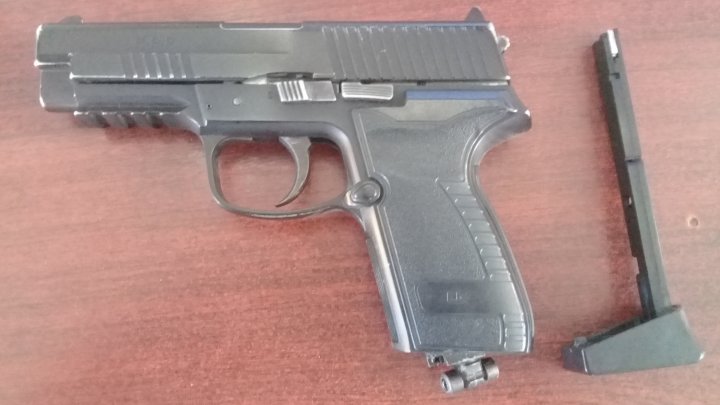 Un ucrainean a încercat să intre în Moldova cu un pistol pneumatic în geantă