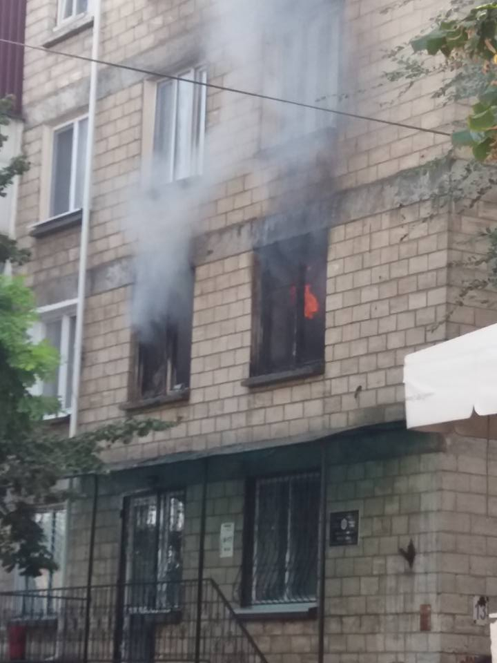 Incendiu într-un apartament în Capitală. Locuinţa era PLINĂ PÂNĂ LA REFUZ cu vechituri și gunoaie 