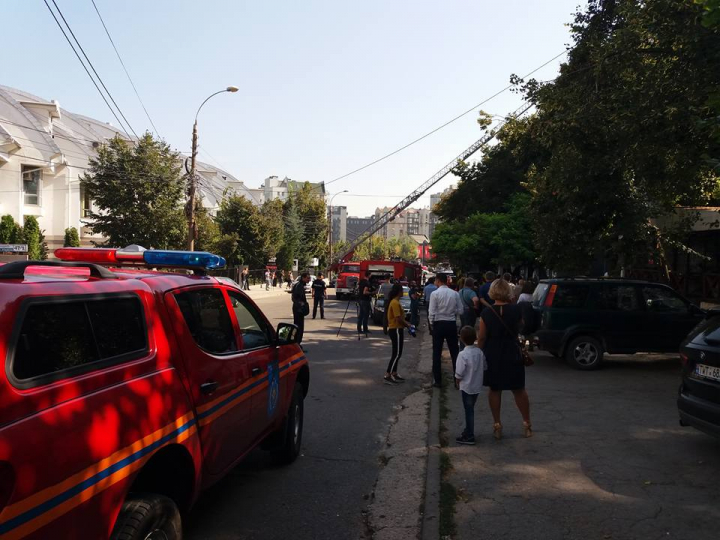 INCENDIU PUTERNIC în Capitală! La faţa locului au intervenit mai multe echipaje de pompieri (VIDEO/FOTO)