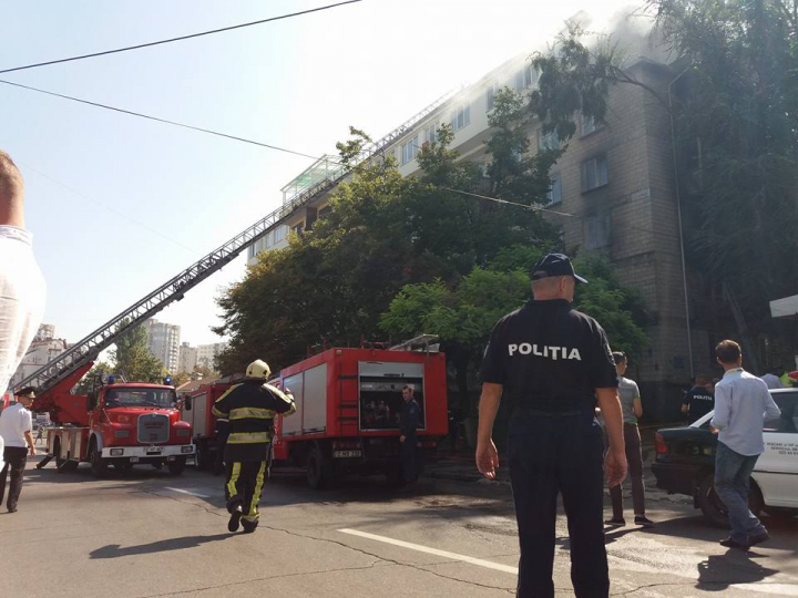 INCENDIU PUTERNIC în Capitală! La faţa locului au intervenit mai multe echipaje de pompieri (VIDEO/FOTO)